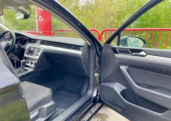Volkswagen Passat cena 63900 przebieg: 111847, rok produkcji 2016 z Poznań małe 407